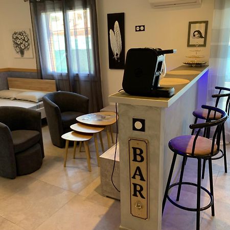 Grand Studio Tres Agreable Avec Bar, Cuisine Et Terrasse Cagnes-sur-Mer Exterior foto